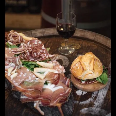 Planche de charcuterie et de fromage sur un tonneau