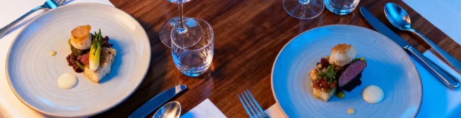Deux assiettes dressées sur une table de restaurant